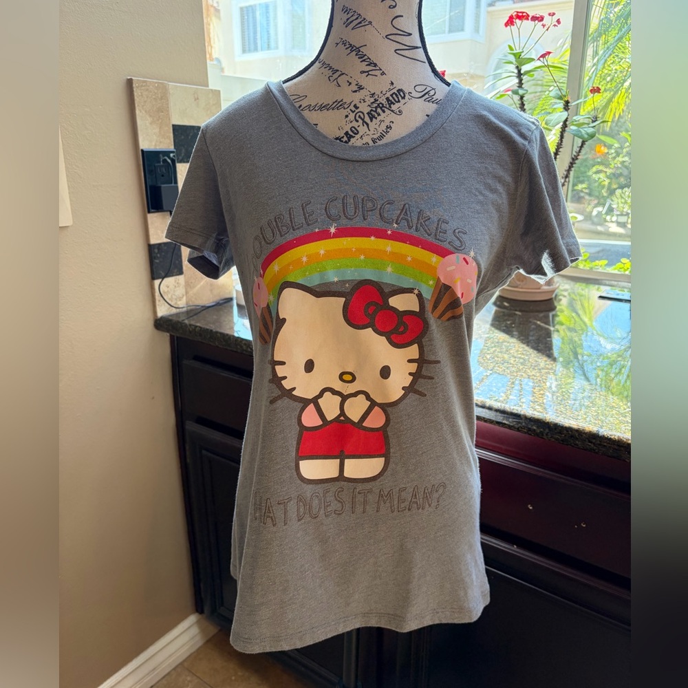 NWOT - Hello Kitty Gray T-Shirt 🌈🧁